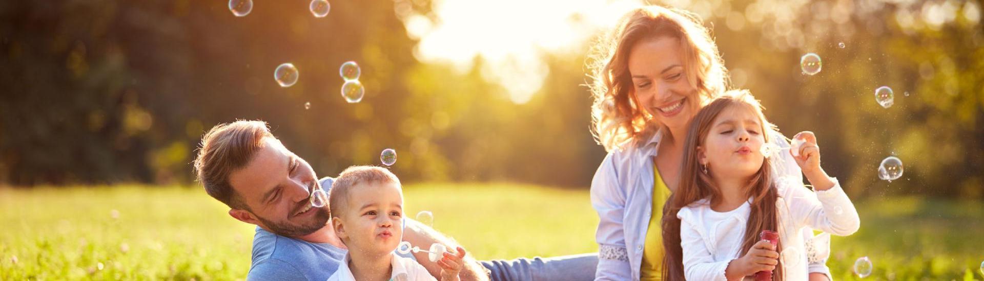 Famille qui souffle des bulles