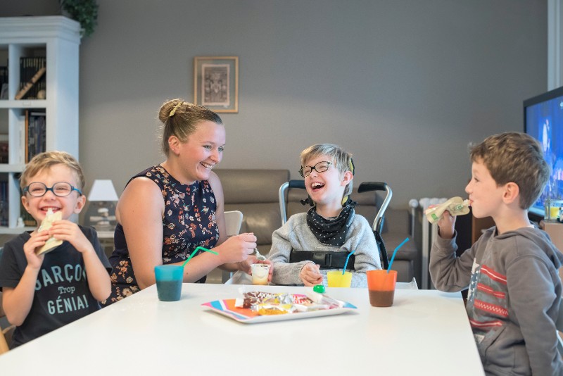 ADMR 59 - enfants entrain de gouter